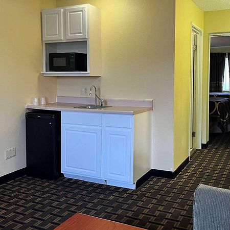 Super 8 By Wyndham Indianapolis/Ne/Castleton Area Hotel Екстериор снимка