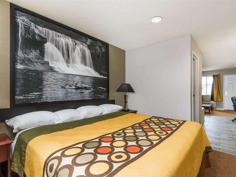 Super 8 By Wyndham Indianapolis/Ne/Castleton Area Hotel Екстериор снимка