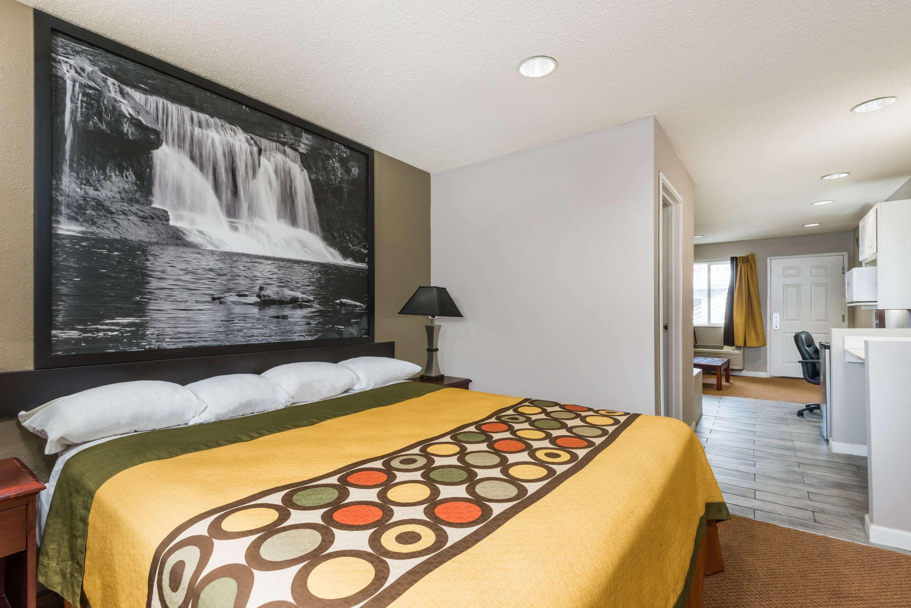 Super 8 By Wyndham Indianapolis/Ne/Castleton Area Hotel Екстериор снимка
