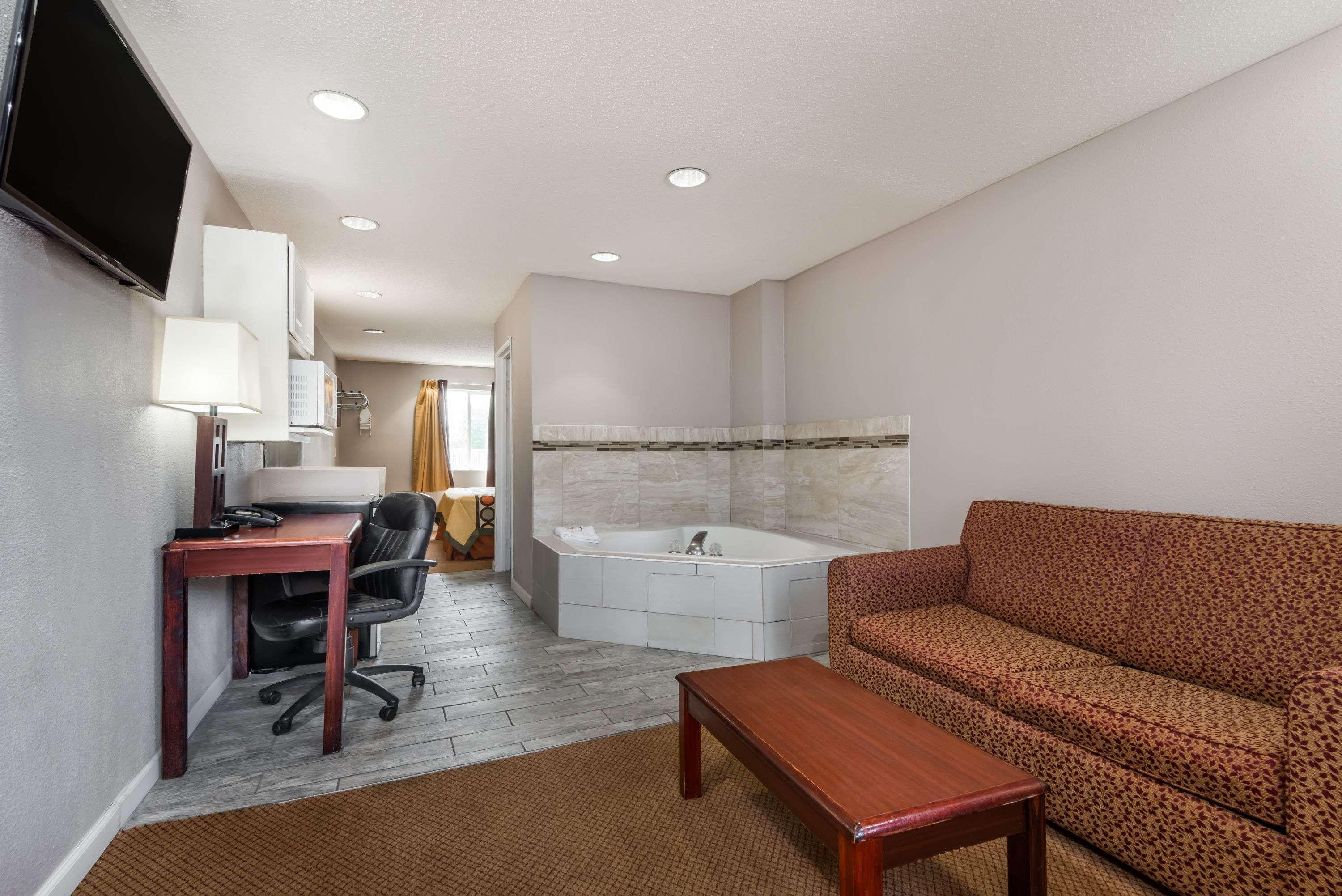 Super 8 By Wyndham Indianapolis/Ne/Castleton Area Hotel Екстериор снимка