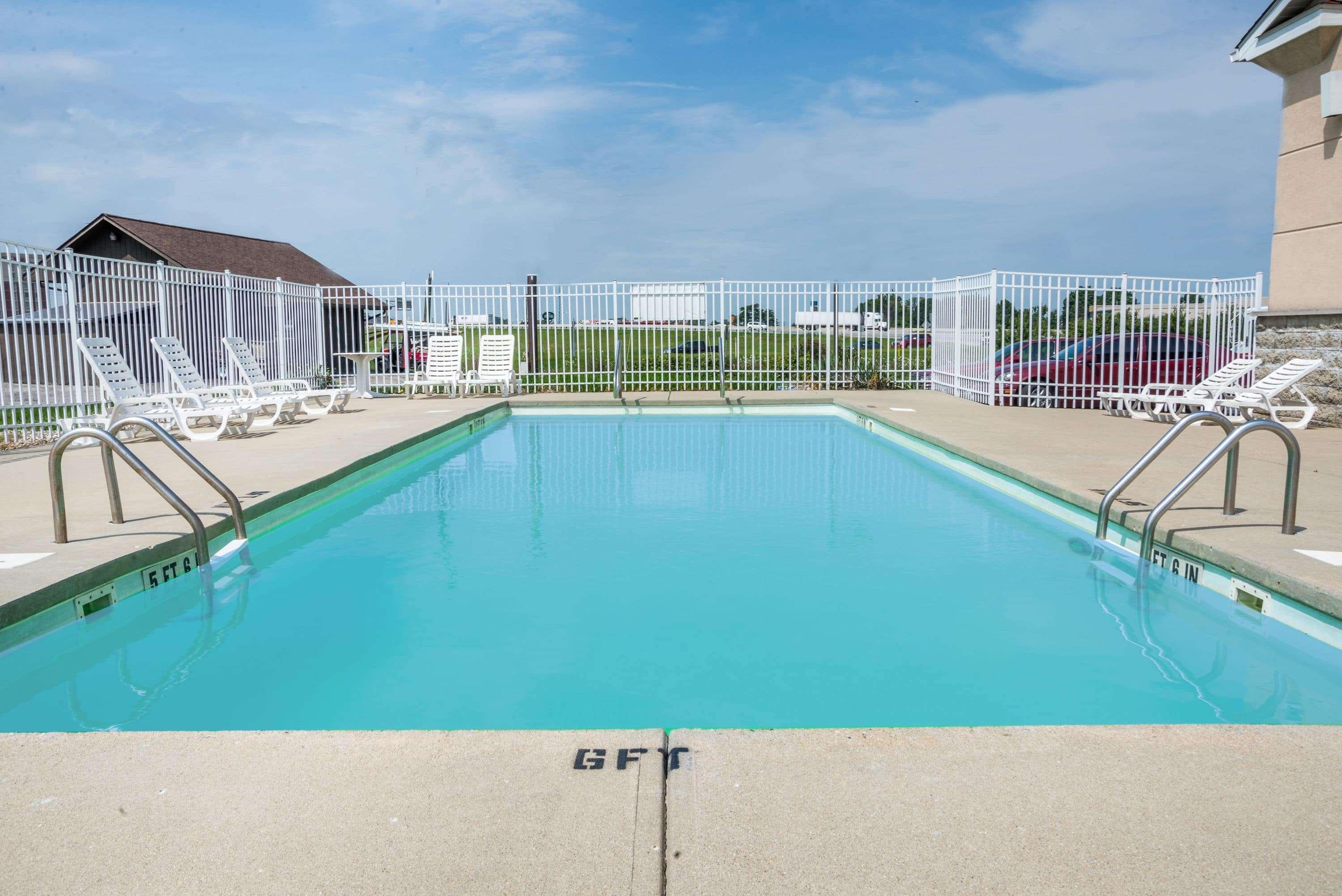 Super 8 By Wyndham Indianapolis/Ne/Castleton Area Hotel Екстериор снимка