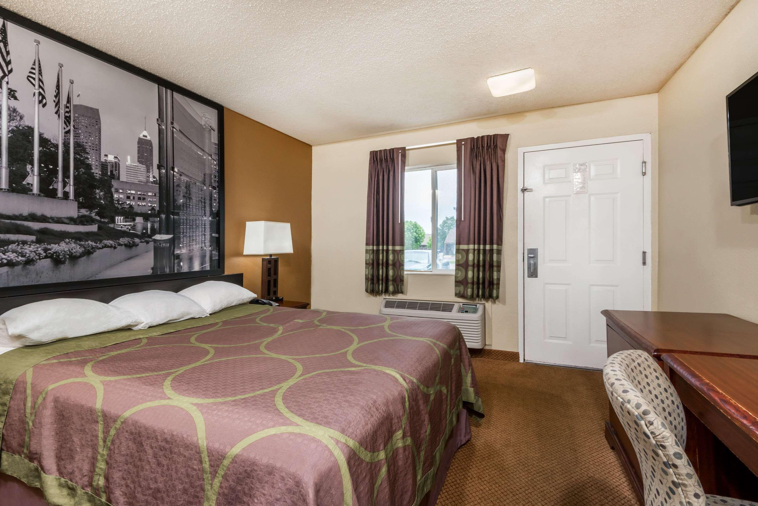 Super 8 By Wyndham Indianapolis/Ne/Castleton Area Hotel Екстериор снимка