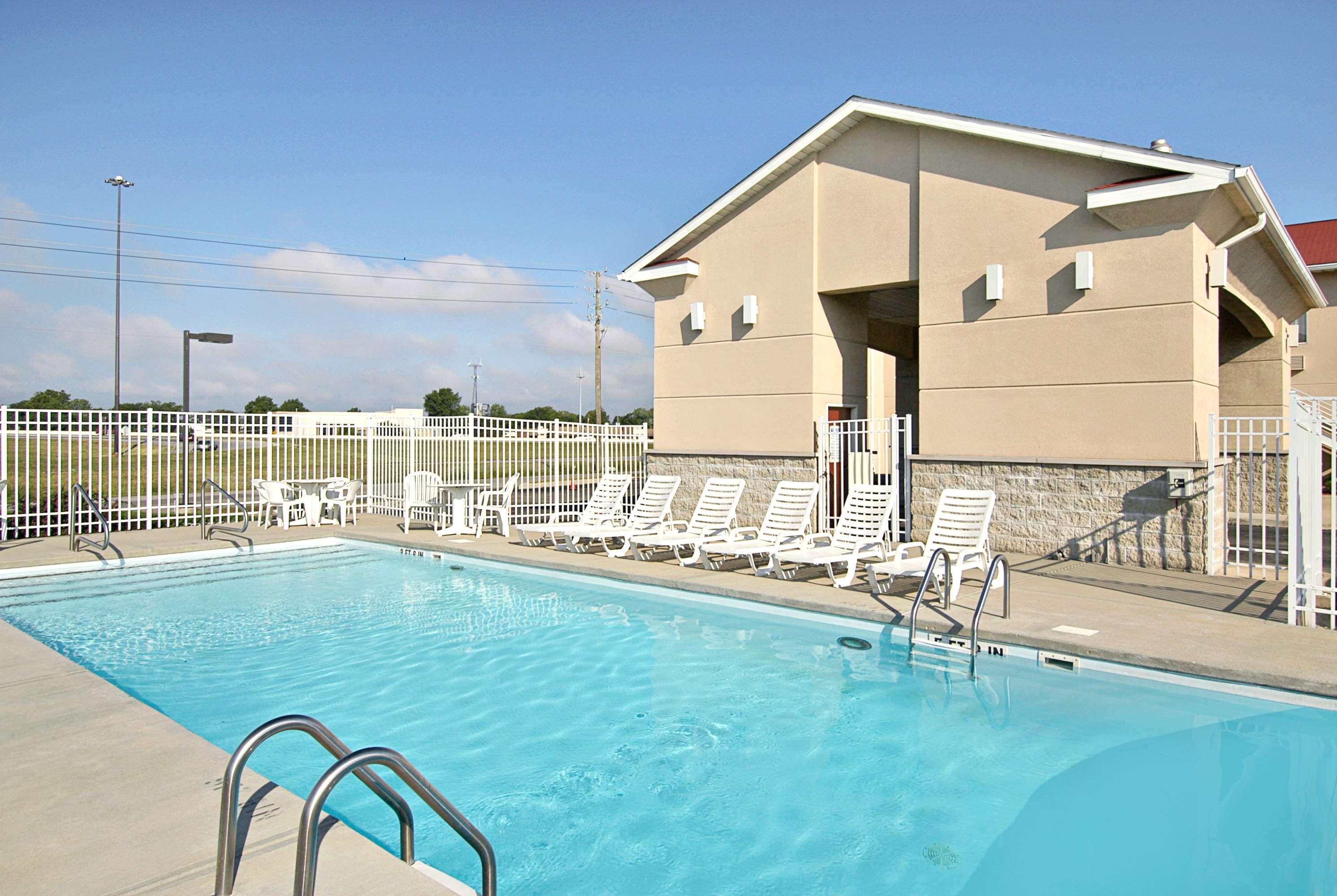 Super 8 By Wyndham Indianapolis/Ne/Castleton Area Hotel Екстериор снимка