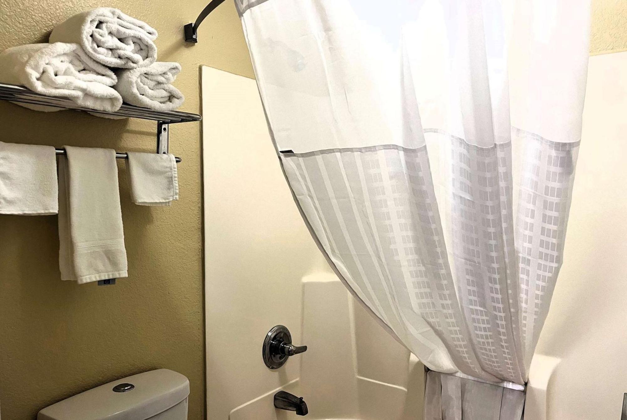 Super 8 By Wyndham Indianapolis/Ne/Castleton Area Hotel Екстериор снимка