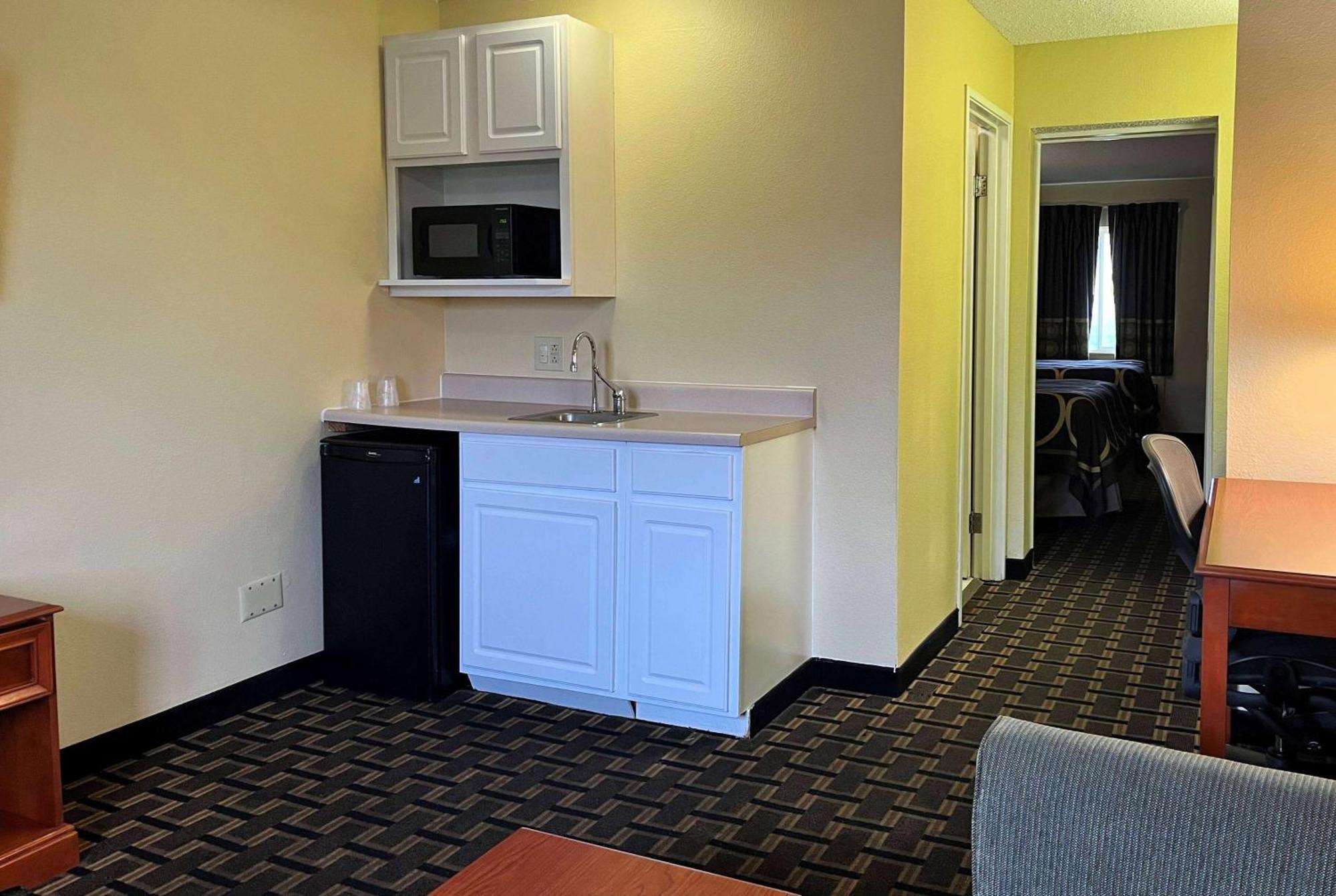 Super 8 By Wyndham Indianapolis/Ne/Castleton Area Hotel Екстериор снимка