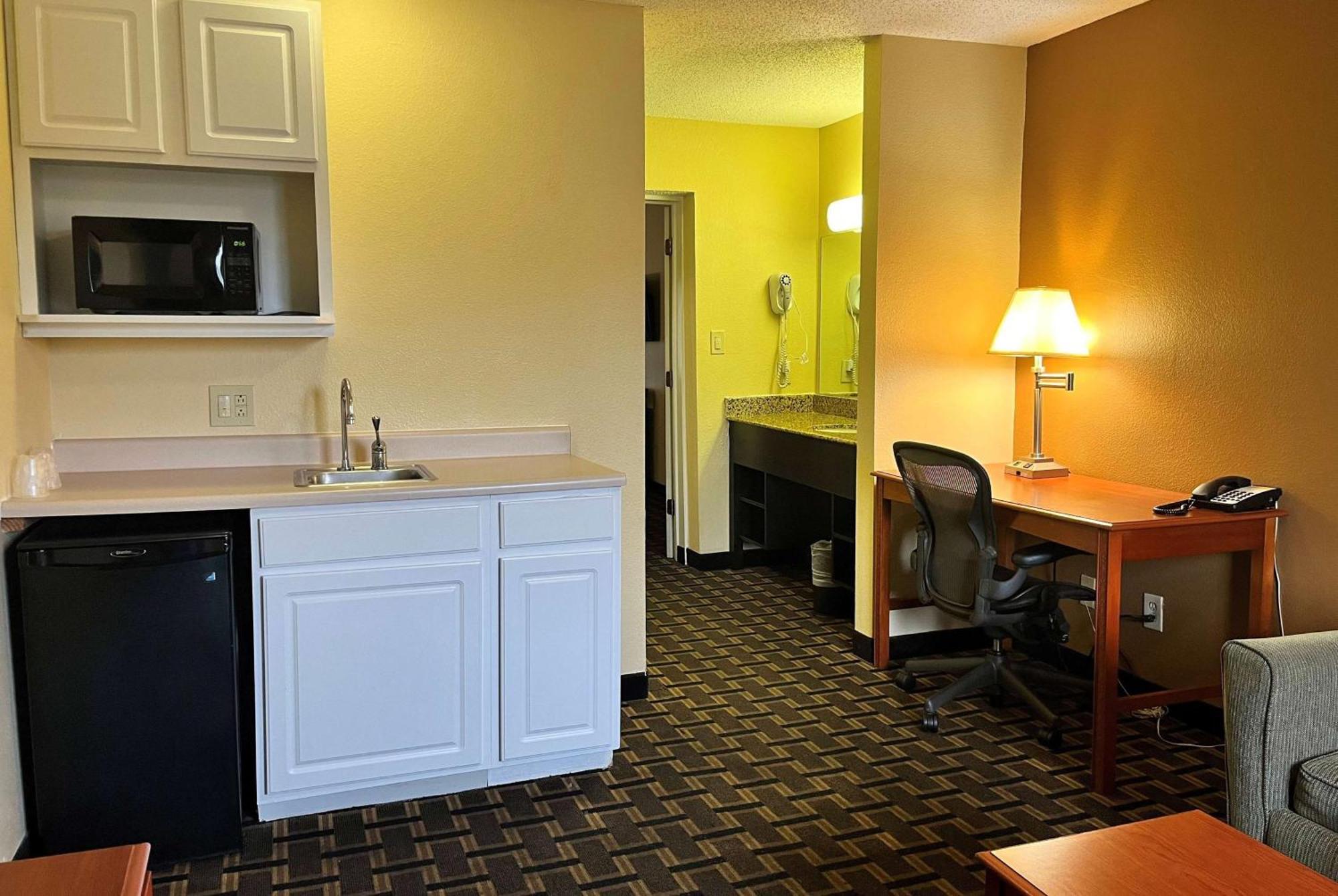 Super 8 By Wyndham Indianapolis/Ne/Castleton Area Hotel Екстериор снимка