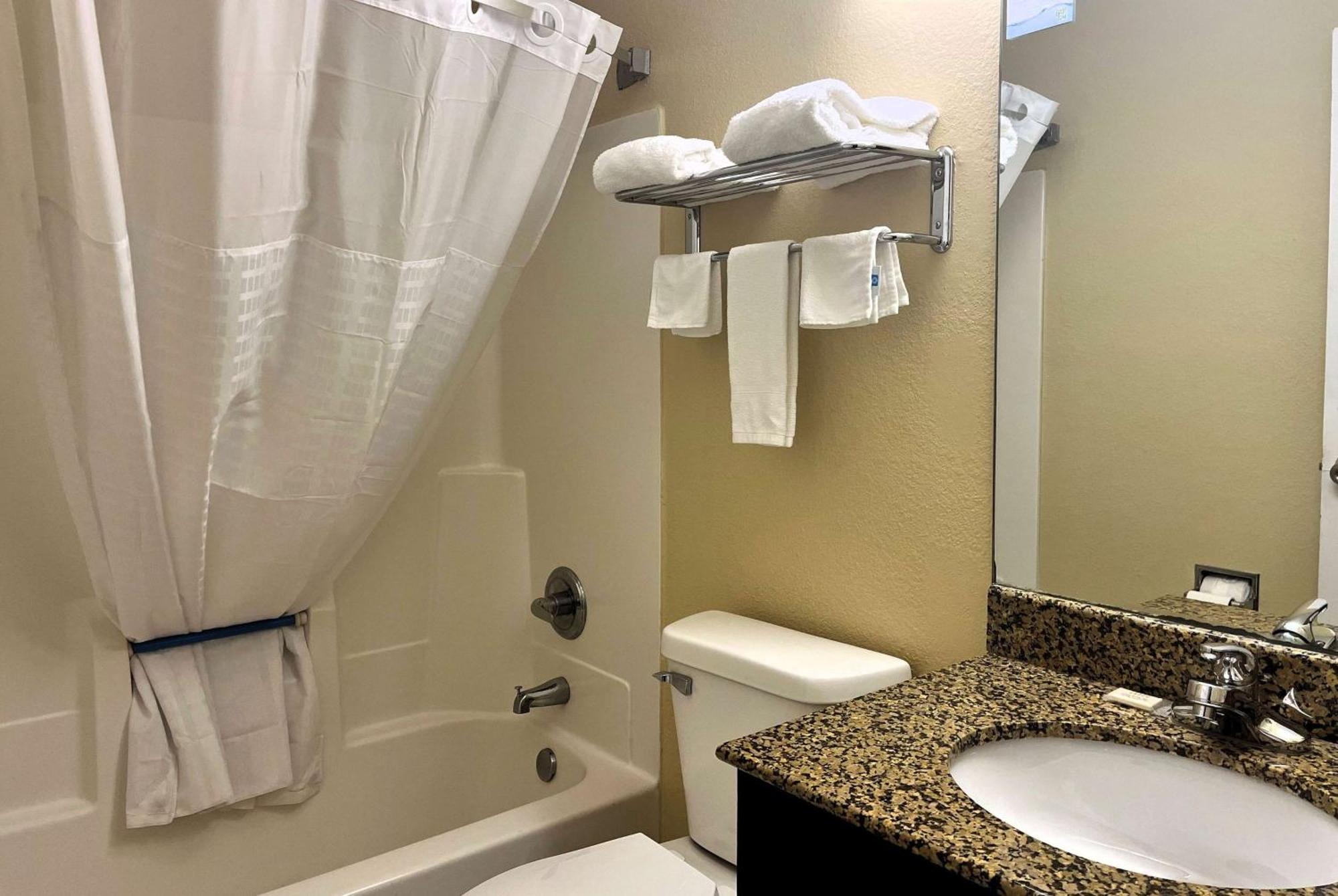 Super 8 By Wyndham Indianapolis/Ne/Castleton Area Hotel Екстериор снимка