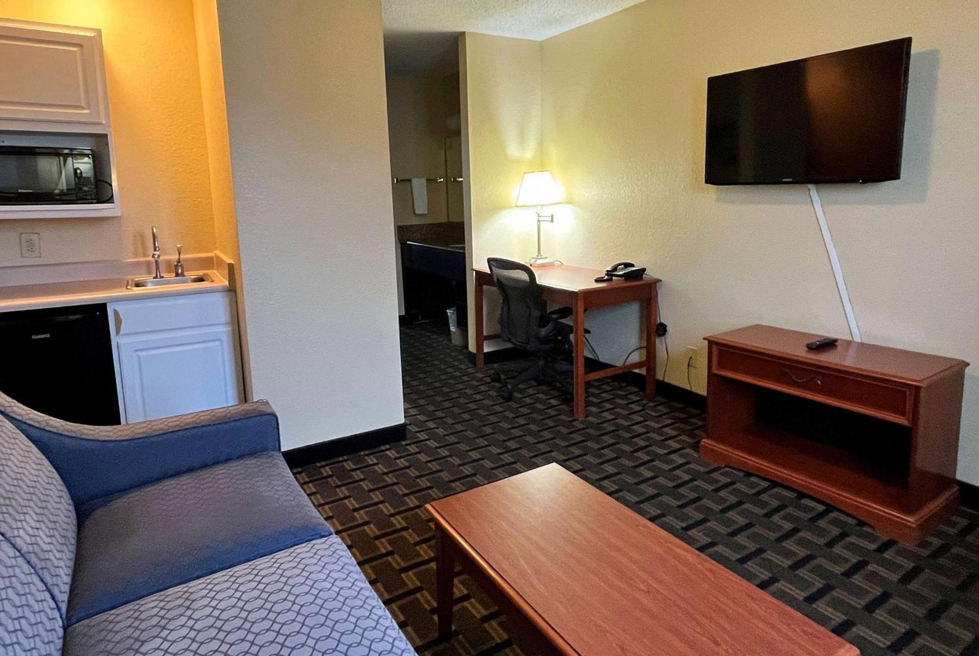 Super 8 By Wyndham Indianapolis/Ne/Castleton Area Hotel Екстериор снимка