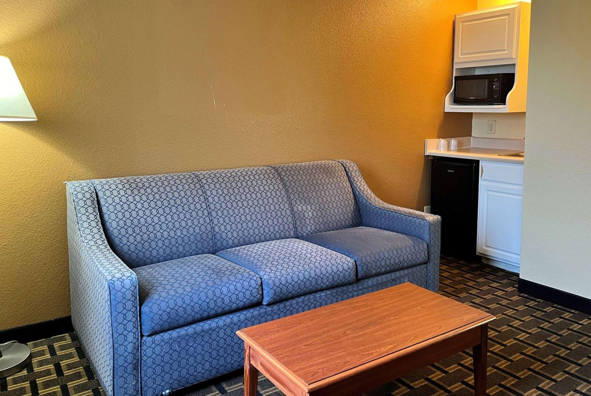 Super 8 By Wyndham Indianapolis/Ne/Castleton Area Hotel Екстериор снимка