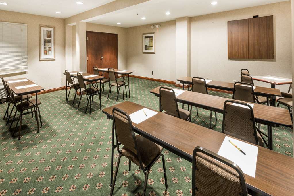 Super 8 By Wyndham Indianapolis/Ne/Castleton Area Hotel Съоръжения снимка