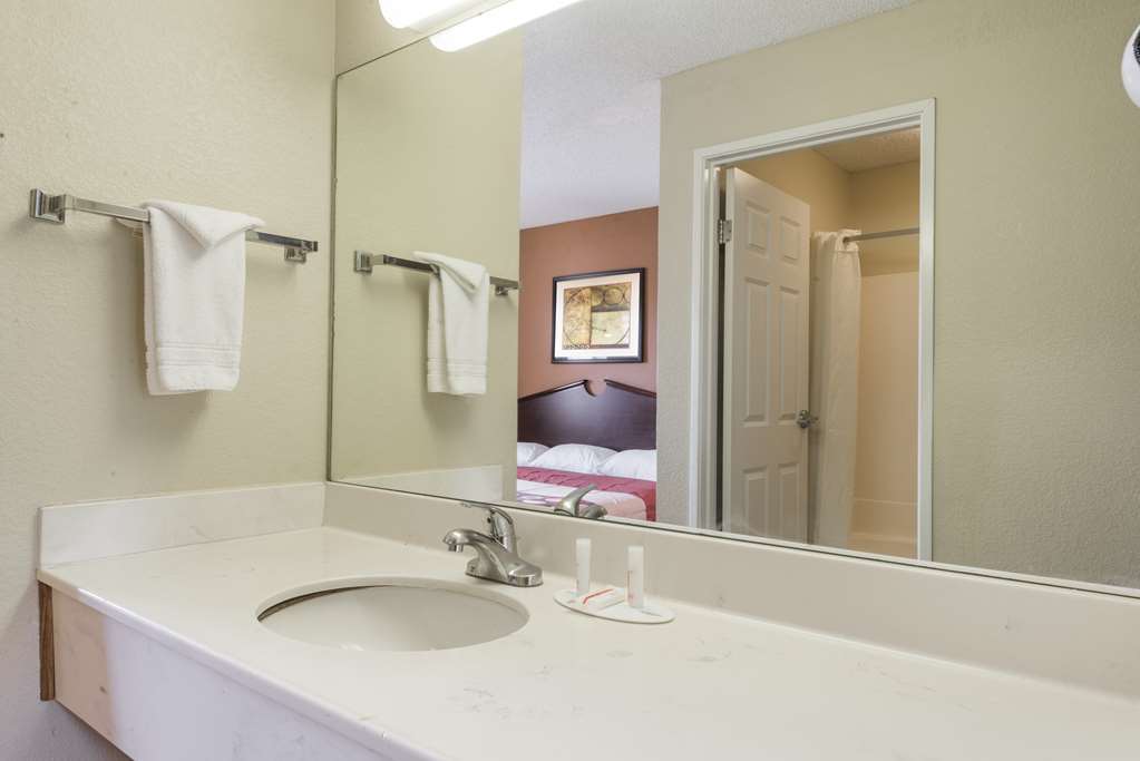 Super 8 By Wyndham Indianapolis/Ne/Castleton Area Hotel Стая снимка